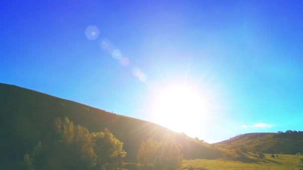 Yazın 4K UHD dağ çayırı zaman dilimi. Bulutlar, ağaçlar, yeşil çimenler ve güneş ışınları hareketi. — Stok video