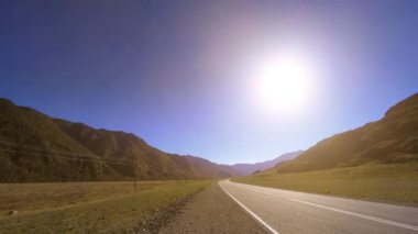 Yaz ya da sonbahar günbatımında gün batımında dağ yolu zamanı. Vahşi doğa ve kırsal alan.