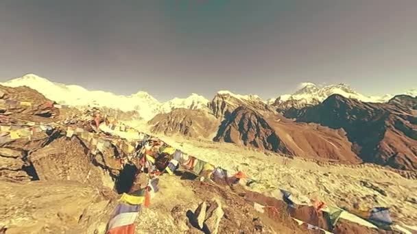 Gokyo Ri dağın tepesinde. Tibet Budist bayrağı. Vahşi Himalayalar yüksek irtifa doğa ve dağ vadisi. Buzla kaplı kayalık yamaçlar. Panorama hareketi 180 derece — Stok video