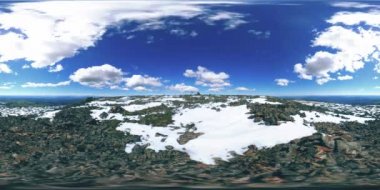 Karlı zirvenin UHD 4K 360 VR zaman çizelgesi. Zirvedeki güneş ışığı ve buz manzarası. Kış donmuş kayalar