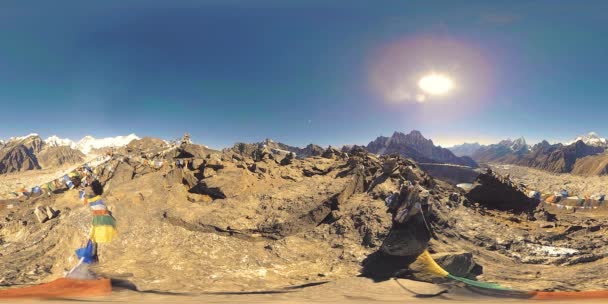 360 VR Gokyo Ri szczyt góry. Tybetańska flaga buddyjska. Dzikie Himalaje na dużej wysokości przyrody i Mount Valley. Skaliste zbocza pokryte lodem. — Wideo stockowe