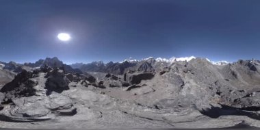 360 VR Gokyo Ri dağ tepesi. Tibet Budist bayrağı. Vahşi Himalayalar yüksek irtifa doğa ve dağ vadisi. Kayalık yamaçlar buzla kaplı.