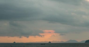 Gün batımında deniz ya da okyanus üzerinde ışık hızının artması. Tropik iklimde sıcak yaz havası. Panoramik hareket.