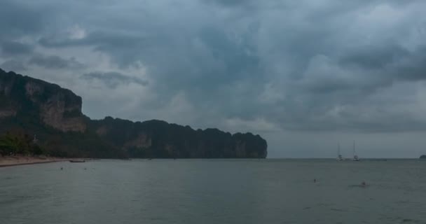 Time lapse of rain clouds over beach and sea landscape με βάρκες. Τροπική καταιγίδα στον ωκεανό. — Αρχείο Βίντεο