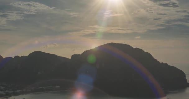 Temps écoulé des nuages de jour sur la magnifique baie de Phi Phi paysage insulaire avec des bateaux. Lagune d'Andaman. — Video