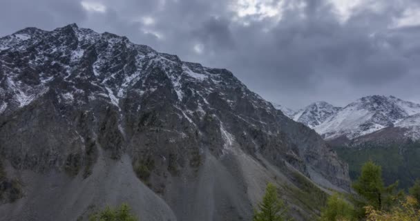 Timelapse van epische wolken in de herfst van het bergdal. Wild eindeloze natuur en sneeuw storm hemel boven sneeuw top — Stockvideo