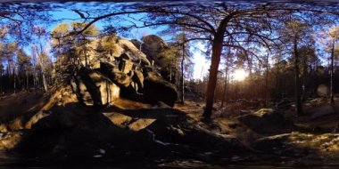 4K 360 VR sonbahar zamanındaki güzel bir dağ manzarasının sanal gerçekliği. Vahşi Sibirya Dağları.