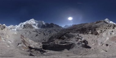 Khumbu Buzulu 'ndaki Everest Üssü' nün 360. Khumbu Vadisi, Sagarmatha Ulusal Parkı, Himalayalar 'ın Nepal' i. Gorak Shep yakınlarındaki EBC rotası.