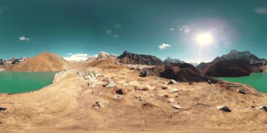 Kış mevsiminde VR Gokyo Ri Dağı Gölü. Vahşi Himalayalar yüksek irtifa doğa ve dağ vadisi. Kayalık yamaçlar buzla kaplı.