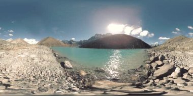 Kış mevsiminde VR Gokyo Ri Dağı Gölü. Vahşi Himalayalar yüksek irtifa doğa ve dağ vadisi. Kayalık yamaçlar buzla kaplı.