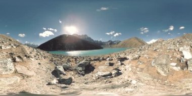 Kış mevsiminde VR Gokyo Ri Dağı Gölü. Vahşi Himalayalar yüksek irtifa doğa ve dağ vadisi. Kayalık yamaçlar buzla kaplı.