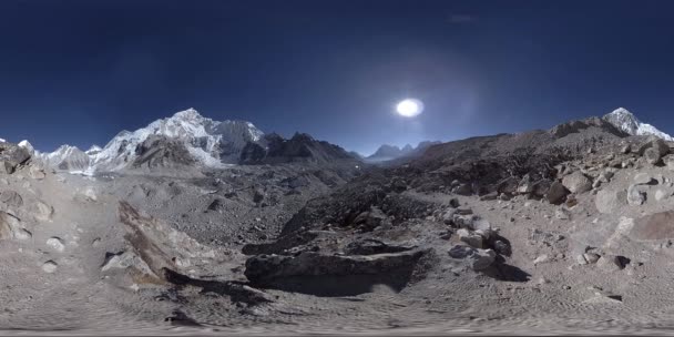 360 vr del campamento base del Everest en el glaciar Khumbu. Valle de Khumbu, parque nacional de Sagarmatha, Nepal del Himalaya. EBC cerca de Gorak Shep. — Vídeo de stock
