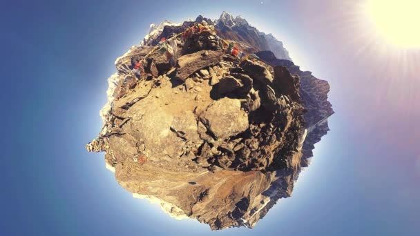 360 VR Gokyo Ri hegytető. Tibeti ima buddhista zászló. Vad Himalája, magaslati természet és hegyi völgy. Jéggel borított sziklás lejtők. Apró bolygóátalakulás. — Stock videók