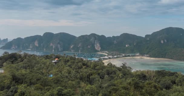 ピピ島の素晴らしい湾の上の日の雲の時間経過ボートと島の風景。アンダマン海のラグーン. — ストック動画