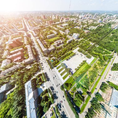 Yolları, evleri ve binaları olan havacılık şehri manzarası.