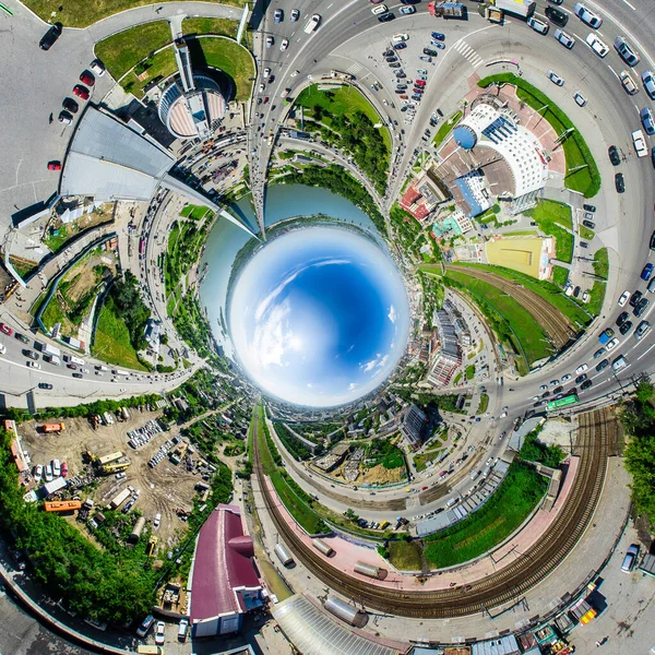 Vista aérea da cidade com encruzilhada e estradas, casas de edifícios. Tiro de helicóptero. Imagem panorâmica. — Fotografia de Stock