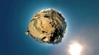 360 VR Gokyo Ri dağ tepesi. Tibet Budist bayrağı. Vahşi Himalayalar yüksek irtifa doğa ve dağ vadisi. Buzla kaplı kayalık yamaçlar. Küçük gezegen dönüşümü.