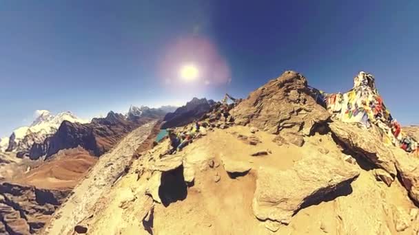 360 VR Gokyo Ri dağ tepesi. Tibet Budist bayrağı. Vahşi Himalayalar yüksek irtifa doğa ve dağ vadisi. Buzla kaplı kayalık yamaçlar. Küçük gezegen dönüşümü. — Stok video