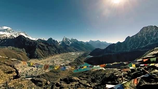 360 VR Gokyo Ri topo da montanha. Oração tibetana bandeira budista. Himalaias selvagens natureza de alta altitude e monte vale. Encostas rochosas cobertas de gelo. Movimento Panorama — Vídeo de Stock