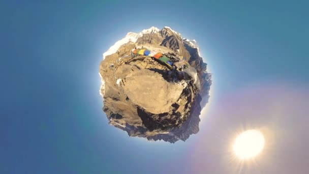 360 VR Gokyo Ri山顶。藏传佛教的旗帜。野生喜马拉雅山高海拔自然和高山山谷.岩石斜坡上覆盖着冰.微小的行星转变. — 图库视频影像