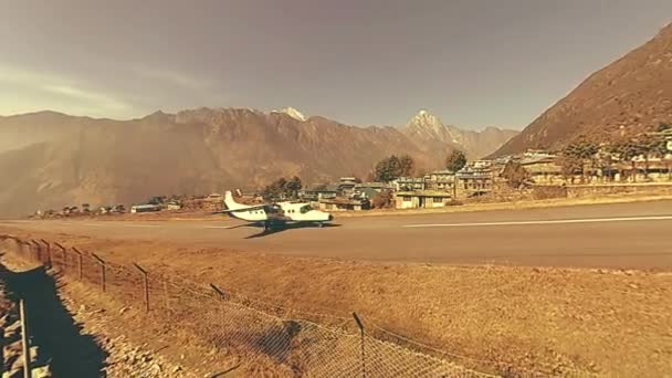 LUKLA, NEPAL - 1 DE DICIEMBRE DE 2017: Aeronaves de Katmandú llegan al aeropuerto. Himalaya salvaje naturaleza de gran altitud y valle del monte. Pendientes rocosas cubiertas de árboles. — Vídeo de stock