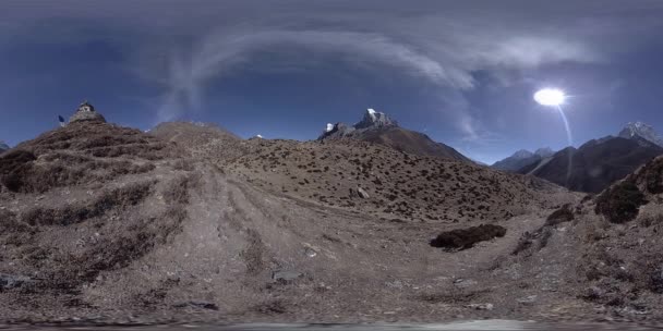 4K VR z vesnice Dingboche a Pheriche v Nepálu, základní bod všudypřítomné základnové stopy. EBC. Buddhistická stúpa na hoře. — Stock video