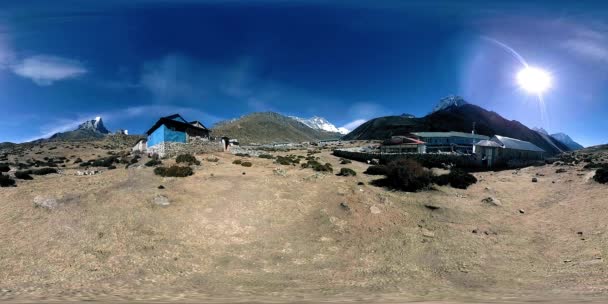 4K VR da aldeia de Dingboche e Pheriche, no Nepal, ponto básico da pista de acampamento base do Everest. EBC. Estupa budista na montanha. — Vídeo de Stock