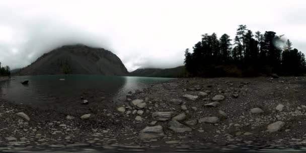 Lapso de tempo do lago de montanha 360 vr no tempo de inverno. Natureza selvagem e monte vale. Floresta verde de pinheiros e nuvens rápidas no céu . — Vídeo de Stock