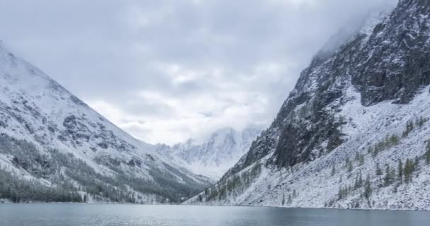 秋天的时候,雪山湖水在流逝.野外和农村山区山谷。青翠的松树林和天空中戏剧性的云彩.机动滑翔机运动 — 图库视频影像