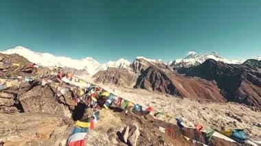 Gokyo Ri dağın tepesinde. Tibet Budist bayrağı. Vahşi Himalayalar yüksek irtifa doğa ve dağ vadisi. Buzla kaplı kayalık yamaçlar. Panorama hareketi 180 derece
