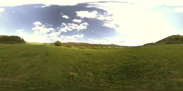 夏や秋の時間に美しい山の牧草地のタイムラプスの360 VR 。雲、緑の草、太陽の光. — ストック動画