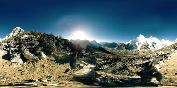 360 vr panoramatický výhled na západ slunce nad Kala Patthar. Mount Everest a údolí Khumbu, Nepál Himálaje. Gorak Shep — Stock video