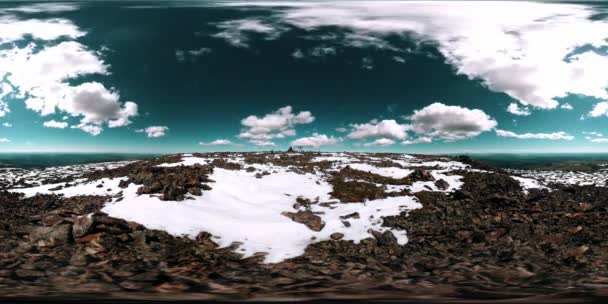 UHD 4K 360 VR timelapse of snowy mount top. 산꼭대기와 얼음으로 된 풍경의 햇빛이었습니다. 겨울얼어붙은 바위 — 비디오