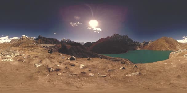 VR Timelapse Lago de montanha Gokyo Ri na temporada de inverno. Himalaias selvagens natureza de alta altitude e monte vale. Encostas rochosas cobertas de gelo. — Vídeo de Stock