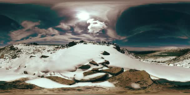 UHD 4K 360 VR di cima innevata. La luce del sole sulla vetta e il paesaggio ghiacciato. Inverno rocce congelate — Video Stock