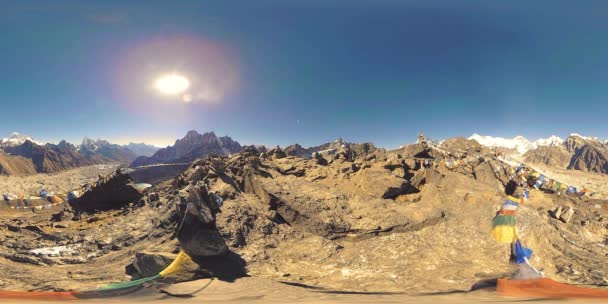 360 VR Gokyo Ri cima de la montaña. Bandera budista tibetana de oración. Himalaya salvaje naturaleza de gran altitud y valle del monte. Pendientes rocosas cubiertas de hielo. — Vídeos de Stock