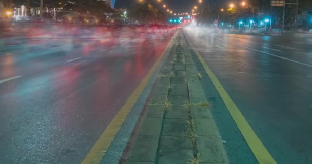 सड़क चौराहे पर रात शहर यातायात का हाइपरलैप। कारों और मोटरबाइक आंदोलन का समयरेखा . — स्टॉक वीडियो