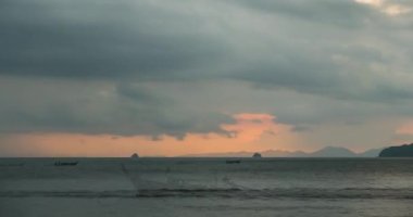 Gün batımında deniz ya da okyanus üzerinde ışık hızının artması. Tropik iklimde sıcak yaz havası. Panoramik hareket.