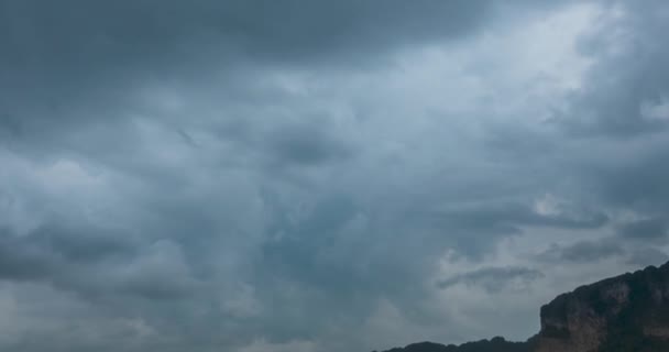 Czas upływ deszczu chmury nad plażą i krajobraz morski z łodzi. Burza tropikalna w oceanie. — Wideo stockowe