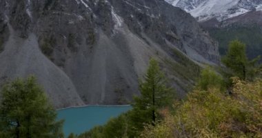 Sonbahar zamanı Dağ Vadisi 'ndeki destansı bulutların zamanı. Uçsuz bucaksız bir doğa ve kar fırtınası.