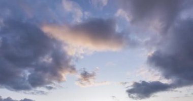 Sonbahar zamanı dağ çayırında destansı bulutların zamanı. Kar fırtınası gökyüzü ile vahşi sonsuz doğa. Hızlı hareket