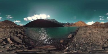 Kış mevsiminde VR Gokyo Ri Dağı Gölü. Vahşi Himalayalar yüksek irtifa doğa ve dağ vadisi. Kayalık yamaçlar buzla kaplı.