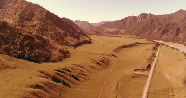 日当たりの良い夏の朝に空中農村部の山岳道路や牧草地。アスファルトハイウェイと川. — ストック動画