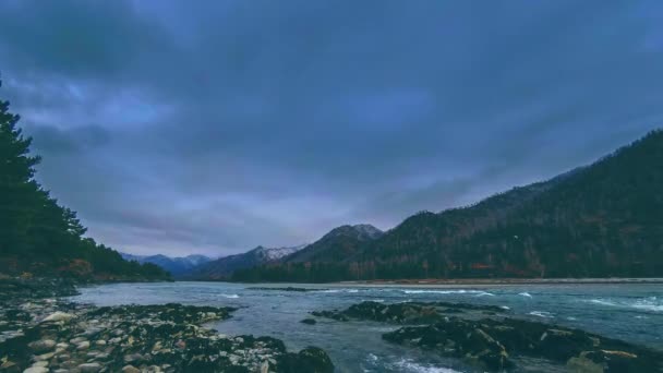Zeitraffer-Aufnahme eines Flusses in der Nähe des Bergwaldes. Riesige Felsen und schnelle Wolkenbewegungen. — Stockvideo