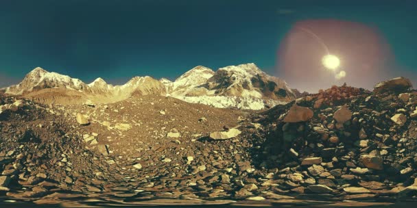 360 vr del campamento base del Everest en el glaciar Khumbu. Valle de Khumbu, parque nacional de Sagarmatha, Nepal del Himalaya. EBC cerca de Gorak Shep. — Vídeo de stock