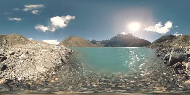 VR Gokyo Ri lago de montanha na temporada de inverno. Himalaias selvagens natureza de alta altitude e monte vale. Encostas rochosas cobertas de gelo. — Vídeo de Stock
