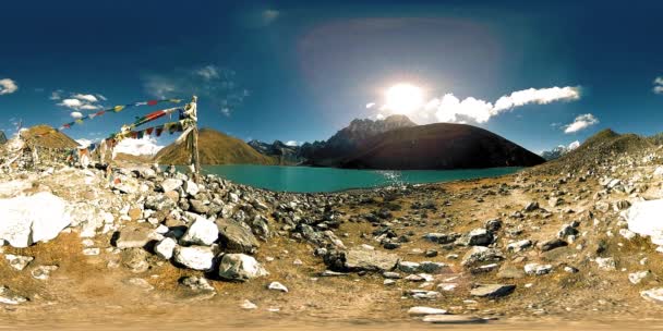 VR Gokyo Ri bergmeer in het winterseizoen. Wild Himalaya 's hoge hoogte natuur en berg vallei. Rotsachtige hellingen bedekt met ijs. — Stockvideo