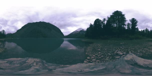 Mountain lake 360 vr at the summer or autumn time. Wild nature and rural mount valley. Green forest of pine trees and fast clouds on sky. — Stock Video