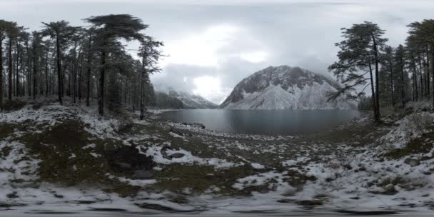 Mountain lake 360 vr at the winter time. Wild nature and mount valley. Green forest of pine trees and fast clouds on sky. — Stock Video