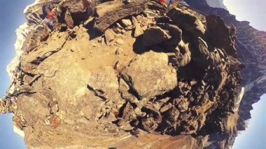 360 VR Gokyo Ri dağ tepesi. Tibet Budist bayrağı. Vahşi Himalayalar yüksek irtifa doğa ve dağ vadisi. Buzla kaplı kayalık yamaçlar. Küçük gezegen dönüşümü.